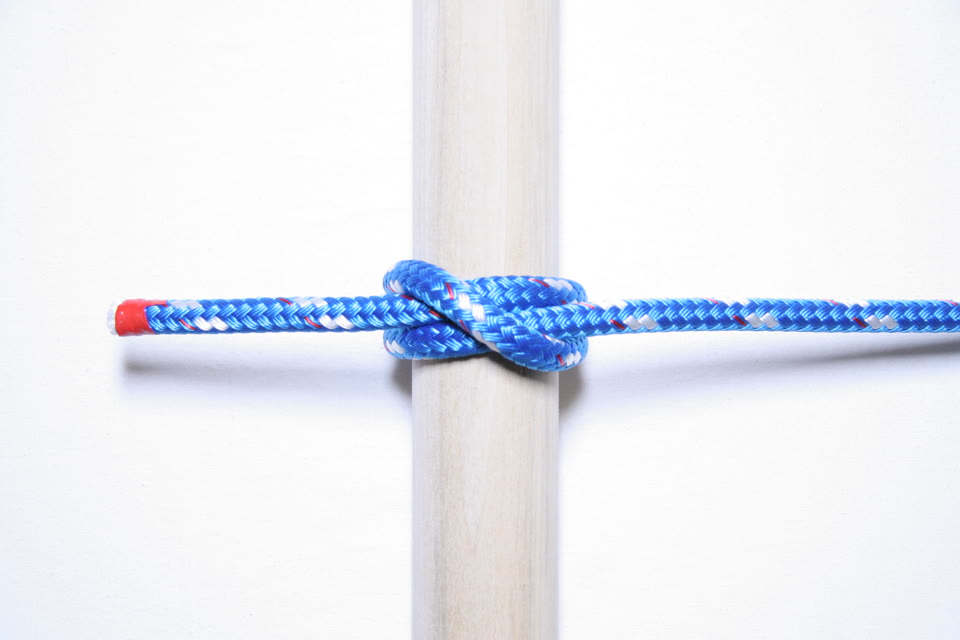 Photo of a finished clove hitch on a wooden pole